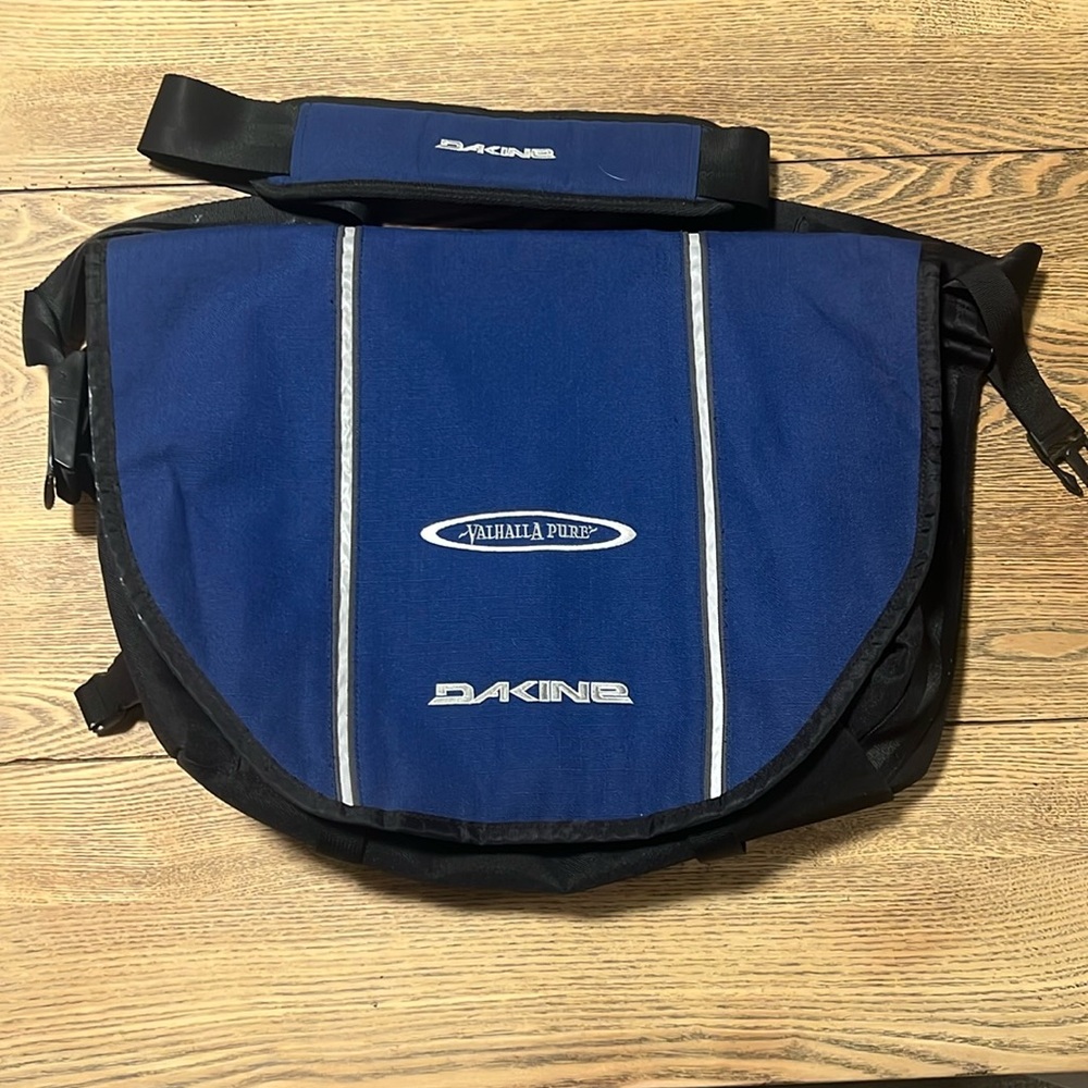 Dakine Sholder bag with Laptop space and lots of room - comfortable to wear